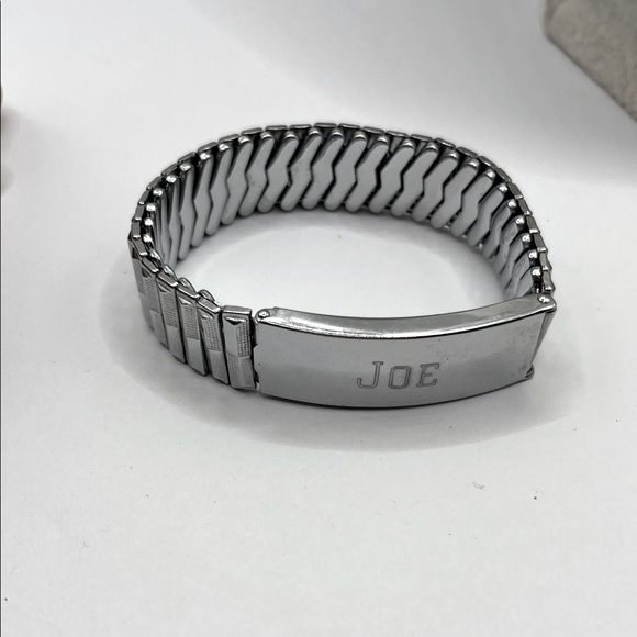 Silver Men's According Expandable Bracelet
Monogramed JOE. 70s Style Bracelet - Picture 15 of 15
